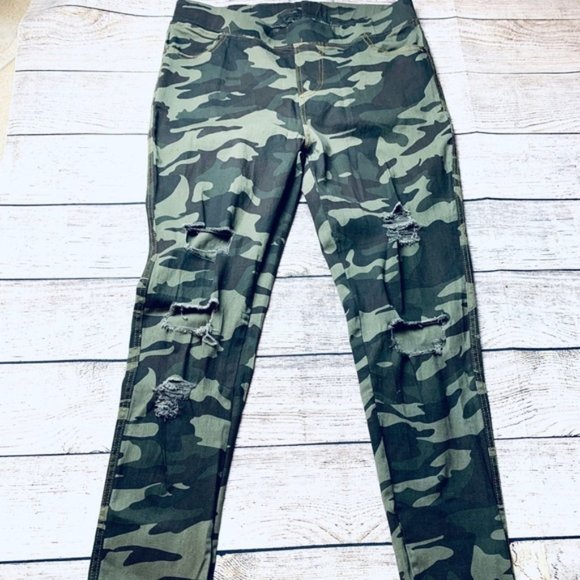 Jvini Camo Curvy-Fit Skinny Printed Camo Jeans - Picture 2 of 8
